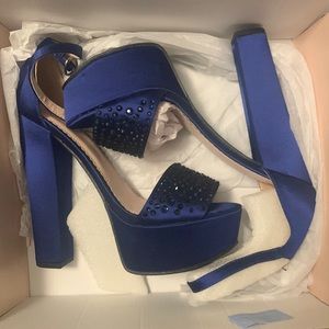 Women’s Dress Sandals in Navy, Size 8.